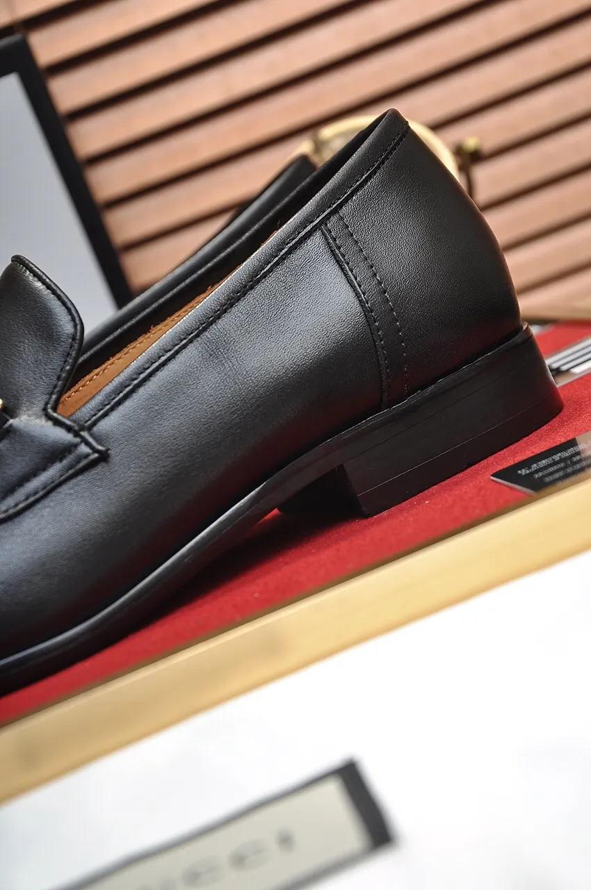 Men's shoes💰500💶Italy's top luxury men's shoe giant (GUCCI) (Gucci) (full cowhide lining) new arrival🍃Original European style🔰 Pleasant to the eye😍In order to make the shoes more durable and non-deformable🌀The production continues to follow traditional methods but there is still no lack of innovation💪Choose original sheepskin for the leather♻️ Smooth and natural And extra bright ⭐Made of imported cowhide, the first choice of rich people 38-45 (45 customized)